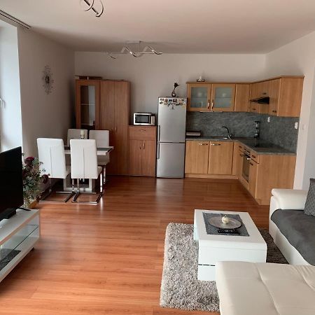 Vienna Gate Apartment Bratislava Buitenkant foto